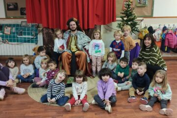 El Patge Reial visita l'escola per recollir les cartes i entregar regals